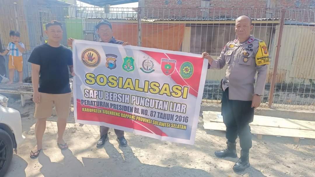 SidrapSaber's tweet photo. Bhabinkamtibmas AIPTU BUDI SANTOSO,selaku pokja pencegahan menyampaikan Sosialisasi Peraturan Presiden No 87 Tahun 2016, Satgas Saber Pungli.
stoppungli🖐️🖐️🖐️
#siwasPolresSidrap
#itwasdapoldasulsel
#satgasuppsaberpunglisulsel
@itwasda_poldasulsel 
@satgasuppsaberpunglisulsel https://t.co/hE4efFsGkN