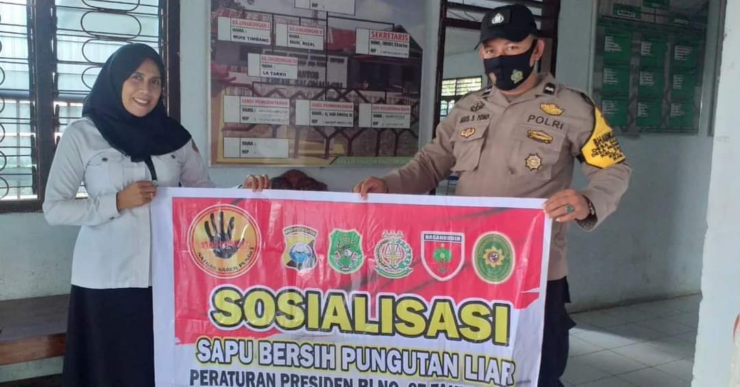 SidrapSaber's tweet photo. Bhabinkamtibmas AIPDA AGUSSUDARYONO,selaku pokja pencegahan menyampaikan Sosialisasi Peraturan Presiden No 87 Tahun 2016, Satgas Saber Pungli.
stoppungli🖐️🖐️🖐️
#siwasPolresSidrap
#itwasdapoldasulsel
#satgasuppsaberpunglisulsel
@itwasda_poldasulsel 
@satgasuppsaberpunglisulsel https://t.co/V35Jmtv55a