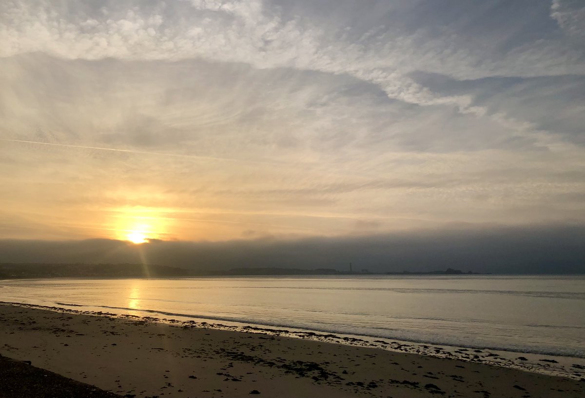 Fogbank at dawn ...

#fog #fogbank #dawn #autumn #sunrise #cirrus #calm #sea #serenity #peaceful #millpond #jerseyci #visitjersey #visitjerseyci #visitjerseychannelislands #britishisles