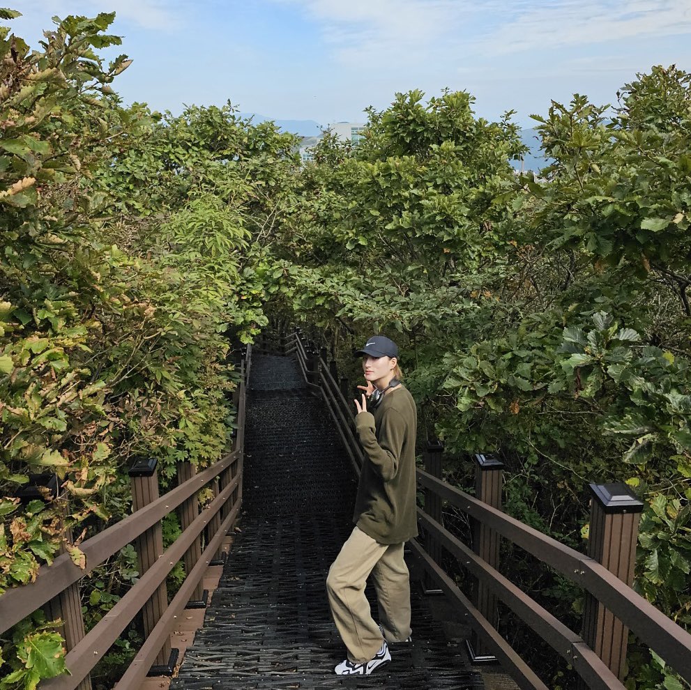 XODIAC_MEMBERS's tweet photo. [#범수] 

등산로⛰️다녀왔어요!! 💜
쏘블리들은 어떻게 보냈어요??

#XODIAC #소디엑 #BEOMSOO #범수 https://t.co/jQMl9UgZcF