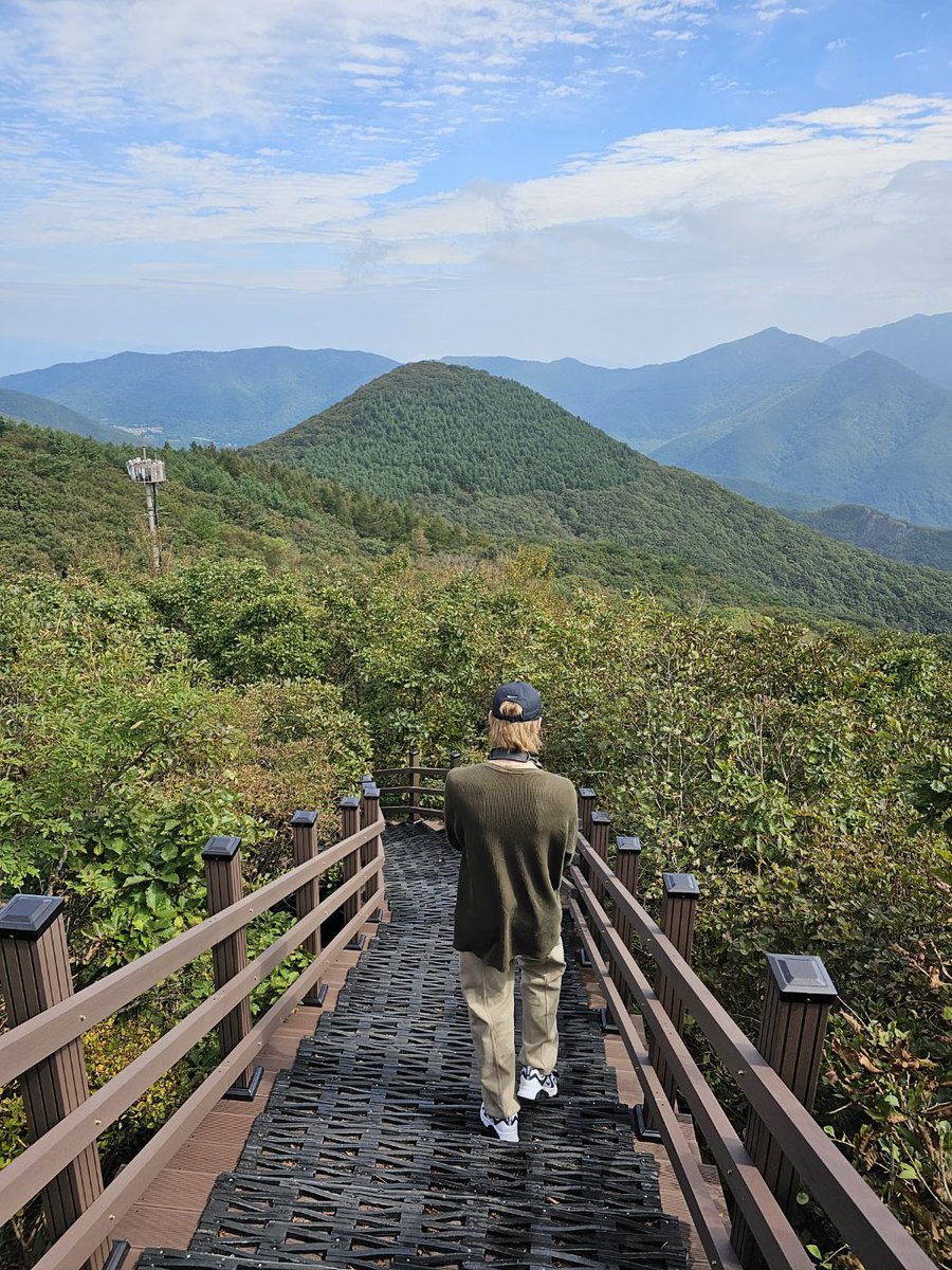 XODIAC_MEMBERS's tweet photo. [#범수] 

등산로⛰️다녀왔어요!! 💜
쏘블리들은 어떻게 보냈어요??

#XODIAC #소디엑 #BEOMSOO #범수 https://t.co/jQMl9UgZcF