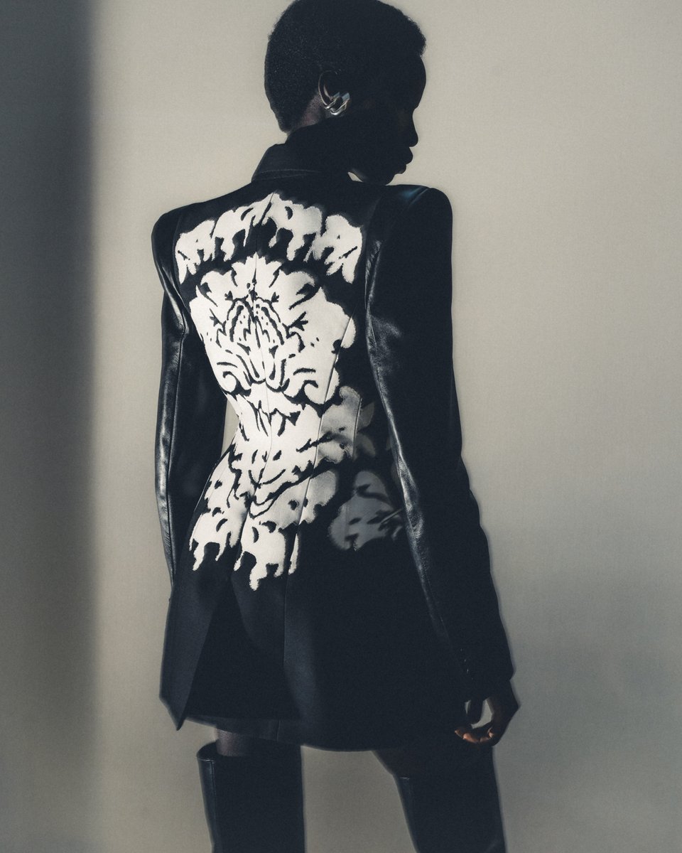 McQueen's tweet photo. Sarah Burton's #McQueenAnatomy II collection is inspired by female anatomy, Queen Elizabeth I. Exploring tailored silhouettes, focussing on cut and proportion with corset detailing, rounded and sliced shoulders.

Discover more from the #McQueenSS24 show: https://t.co/4DRSJKAIxN https://t.co/B4KmXt94df