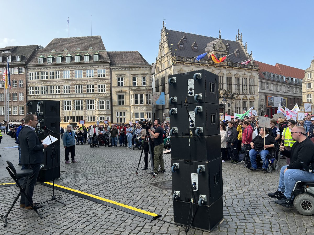bremen_lbb's tweet photo. Werkstatt-Beschäftigte demonstrieren für bessere Bezahlung
Der LBB ist der Einladung vom Werkstattrat der Werkstatt Bremen gefolgt und Kai J. Steuck betonte, dass der Werkstattrat Recht hat, wenn er mehr Geld fordert. 
(1/3) https://t.co/qNM1qo8T7t