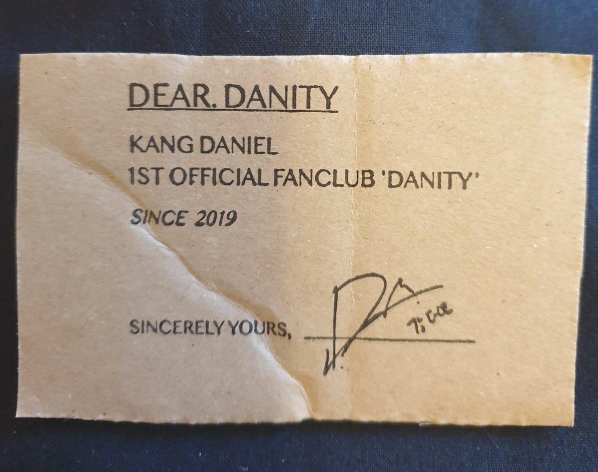 daniel_ss_issue's tweet photo. 방정리하면서 버리려던 커넥트 박스에서 이걸 발견함•• 자그마치 4년만에 처음 보다니ㅜㅜㅜ갑자기 맘이 찡해져서 결국 잘라서 보관하기 https://t.co/ee39lbMRRd