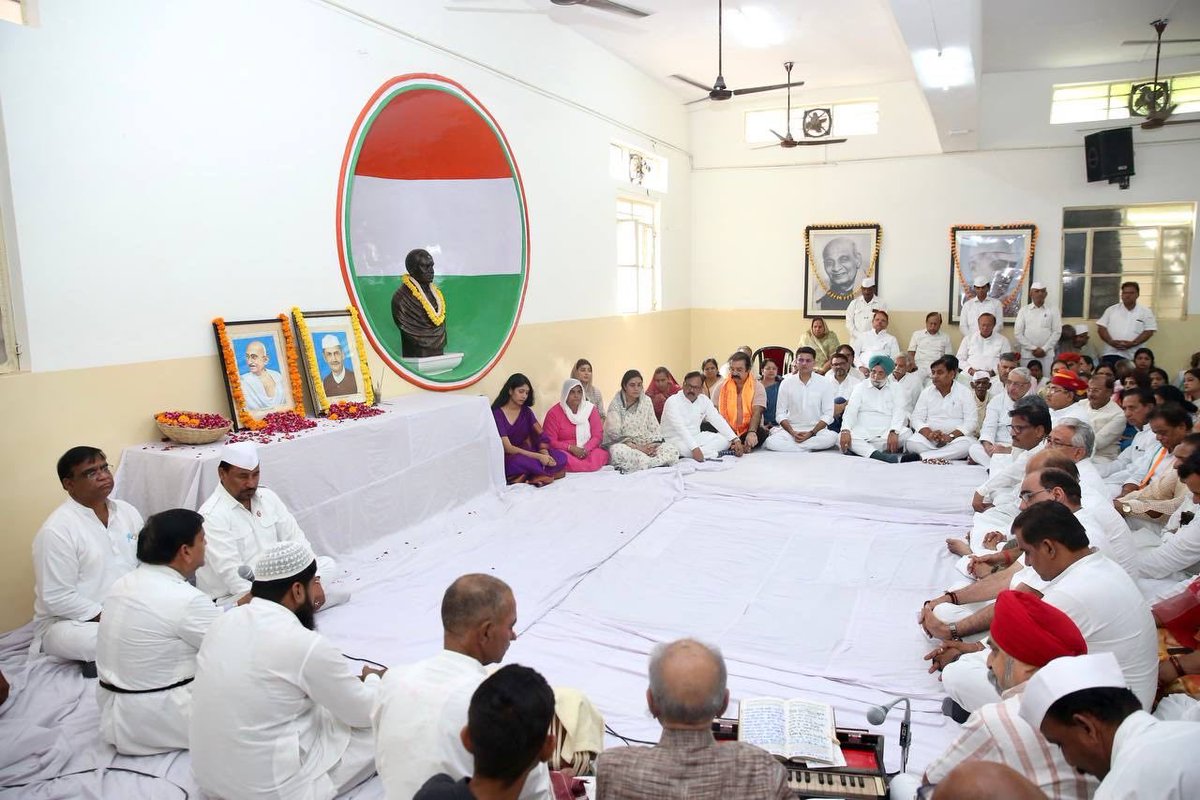 SSundarpura's tweet photo. आज प्रदेश कांग्रेस कमेटी में राष्ट्रप��ता ��हात्मा गांधी जी एवं पूर्व प्रधानमंत्री स्व. लाल बहादुर शास्त्री जी को पुष्पांजलि अर्पित की एवं प्रार्थना सभा में शामिल हुआ
@SachinPilot https://t.co/V2yywnh4UC