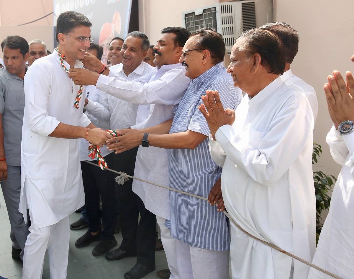 SSundarpura's tweet photo. आज प्रदेश कांग्रेस कमेटी में राष्ट्रप��ता ��हात्मा गांधी जी एवं पूर्व प्रधानमंत्री स्व. लाल बहादुर शास्त्री जी को पुष्पांजलि अर्पित की एवं प्रार्थना सभा में शामिल हुआ
@SachinPilot https://t.co/V2yywnh4UC