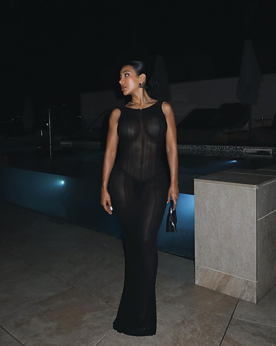 itsthestylehive's tweet photo. #StyleDeets - @natseleen_ styled her #IamGia low backless dress; which showed off her toned back, and paired the look with a mini carry-on purse and mules, as a night-out dinner look.

Thoughts?

#TheStyleHive 
#DinnerStyle
#DinnerOutfit
#BacklessDress. https://t.co/Cit7dJH7SB