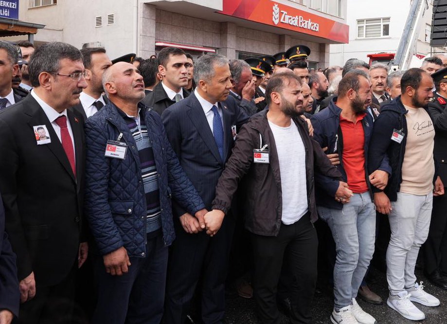 Bakanlığımıza yönelik hain terör saldırısı girişiminde bulunan teröristlerin Kayseri’de şehit ettiği Mikail Bozlağan kardeşimizi ebedi yolculuğuna uğurladık.

Şehidimize Allah’tan rahmet, acılı ailesine, yakınlarına ve Milletimize başsağlığı diliyorum.

Şehidimizin makamı âli