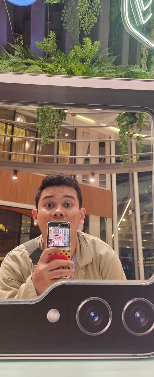 #Jointheflipselfie at #parisbaguette with #GalaxyZFlip5