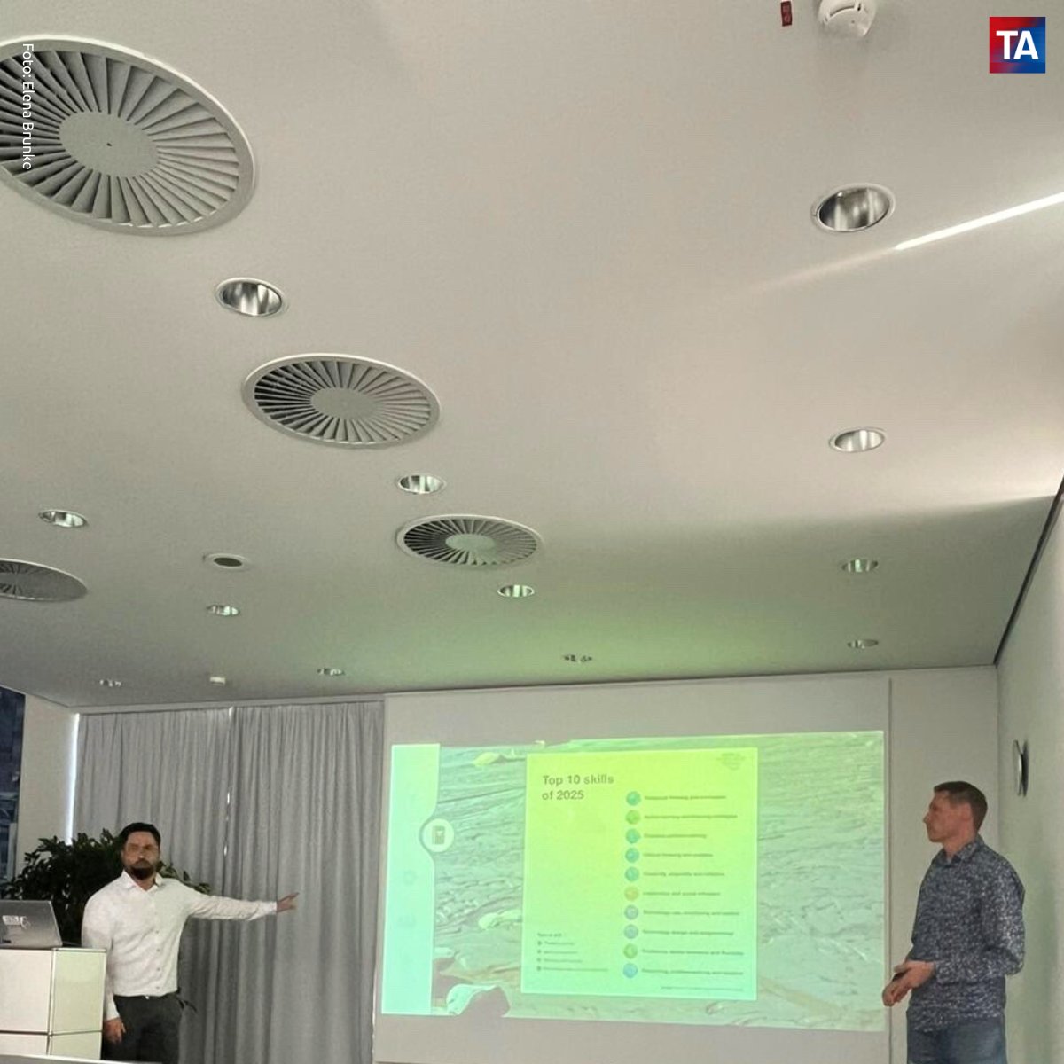 TrafoAgenturNDS's tweet photo. #event-Rückblick // Austausch im Kreativraum🔍🚪- @VW lud uns vergangene Woche ein, deren Campus #Digitalisierung zu besuchen, um dort zu erfahren, welche Wege #VWN geht, neue #Lernformen für eine gelingende #Transformation zu etablieren. Zum Beitrag: https://t.co/ug3aiKhi0f. #HR https://t.co/7PbeJd3jtk