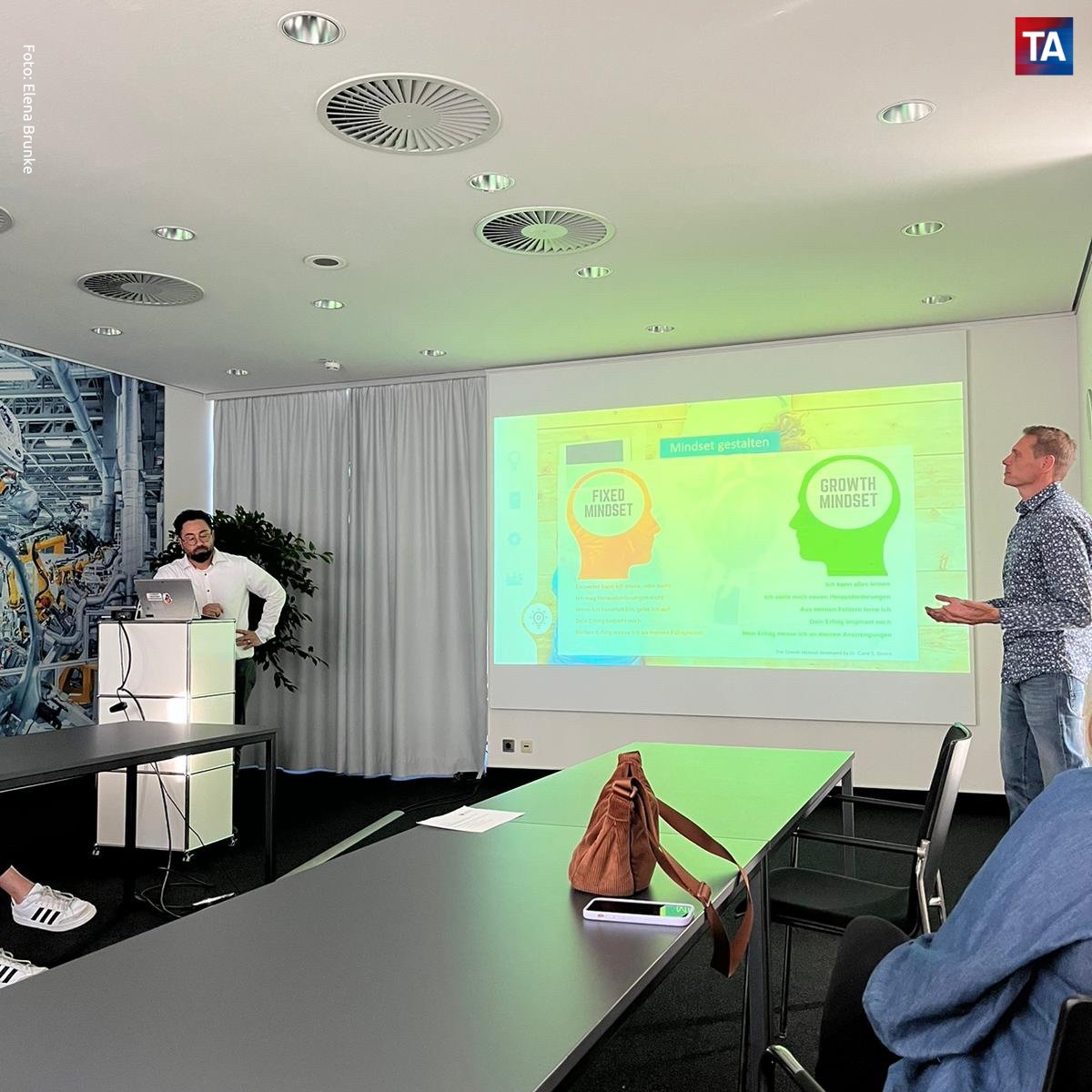 TrafoAgenturNDS's tweet photo. #event-Rückblick // Austausch im Kreativraum🔍🚪- @VW lud uns vergangene Woche ein, deren Campus #Digitalisierung zu besuchen, um dort zu erfahren, welche Wege #VWN geht, neue #Lernformen für eine gelingende #Transformation zu etablieren. Zum Beitrag: https://t.co/ug3aiKhi0f. #HR https://t.co/7PbeJd3jtk