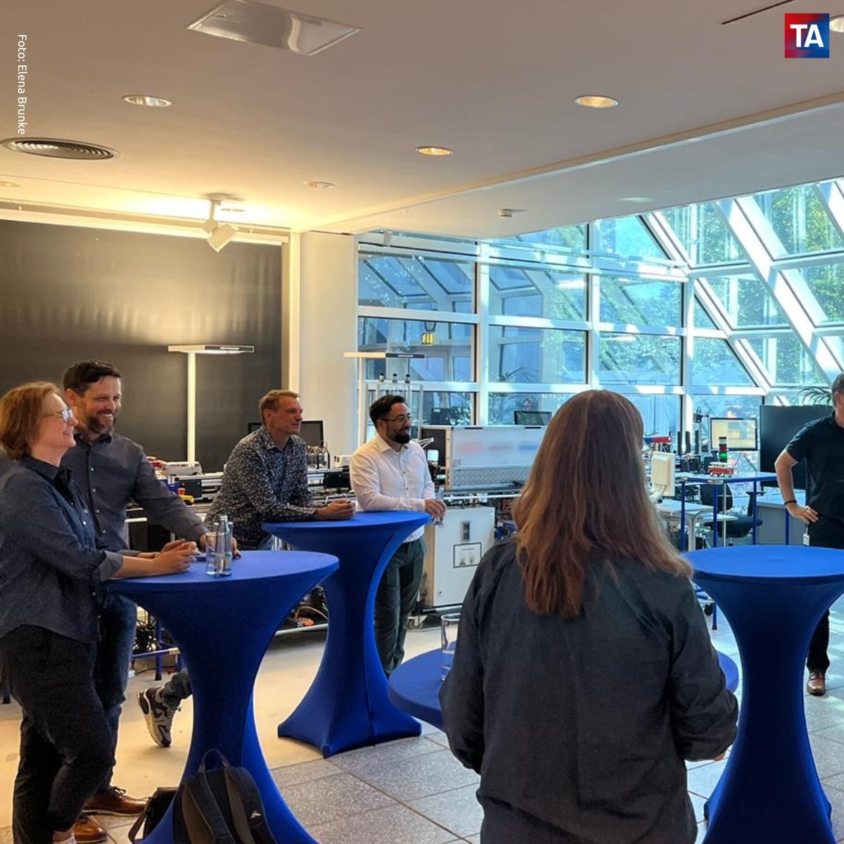 TrafoAgenturNDS's tweet photo. #event-Rückblick // Austausch im Kreativraum🔍🚪- @VW lud uns vergangene Woche ein, deren Campus #Digitalisierung zu besuchen, um dort zu erfahren, welche Wege #VWN geht, neue #Lernformen für eine gelingende #Transformation zu etablieren. Zum Beitrag: https://t.co/ug3aiKhi0f. #HR https://t.co/7PbeJd3jtk