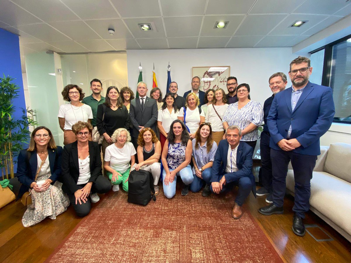 Som a Portugal! 🇵🇹
Aquesta setmana visitem la política Escola A Tempo Inteiro i conversarem amb responsables polítics del govern central i diversos ajuntaments, direccions d’escoles, docents i entitats.

🏫 Portugal té una política d’educació a temps complet des de 2005!
