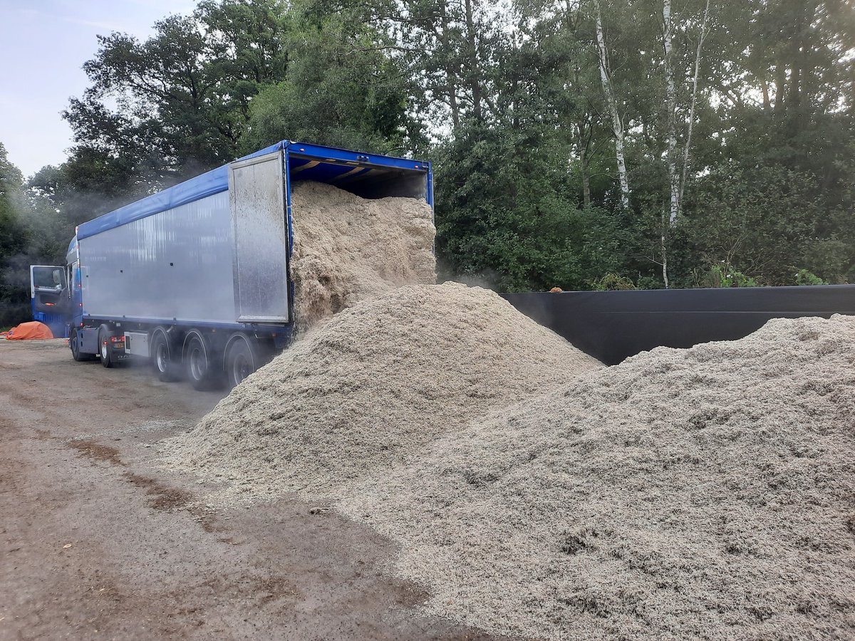 HenryFox69's tweet photo. Vanmorgen #perspulp ontvangen. Een restprodukt van de suikerbieten, waar onze koeien weer melk voor hoogwaardige zuivelprodukten van produceren.
#Circulairelandbouw
Vlak maken en vastrijden zodat woensdag de mais er bij ingekuild kan worden! #onzeboerderij https://t.co/Jx4puc9zss
