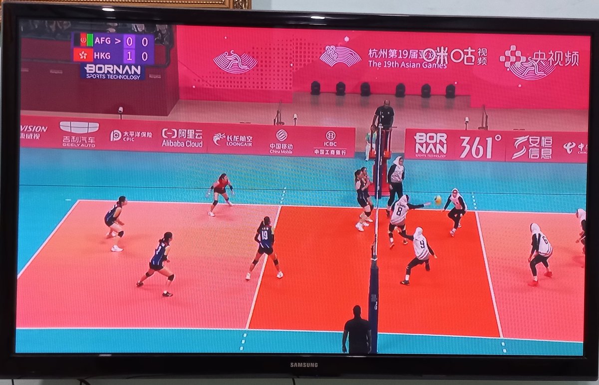 Barusan aku nonton Volley Putri ASIAN Games 2022, Hongkong VS Afganistan seperti Tim Nasional VS Tim Kecamatan. Ini sih wajar krn pasti tidak ada pelatihan khusus tim putri AFG di negaranya.
Dr sisi pakaian, tim AFG pakai kerudung yg jg memperlihatkan rambut yg terurai panjang.