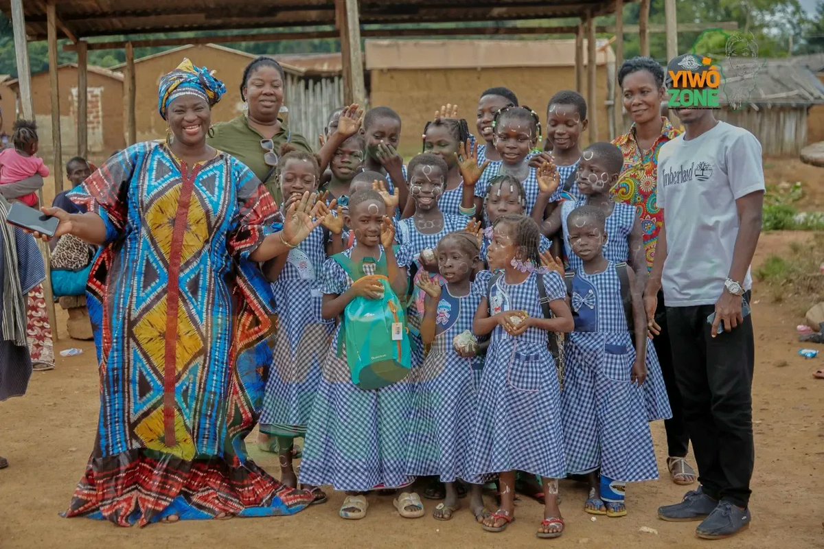 YiwoZone's tweet photo. Le samedi 23.09. 23  #yiwozone a entamé sa distribution de kits scolaires aux filleules de son programme @girls_atschool

Merci à tous nos parrains
Parrainez 👇
https://t.co/CxDOttiUzw / 07 07 00 67 87
Yiwozone@gmail.com 
 #girls_atschool #educategirls  #educationforall #zoubrou https://t.co/lpsAY9hkjW