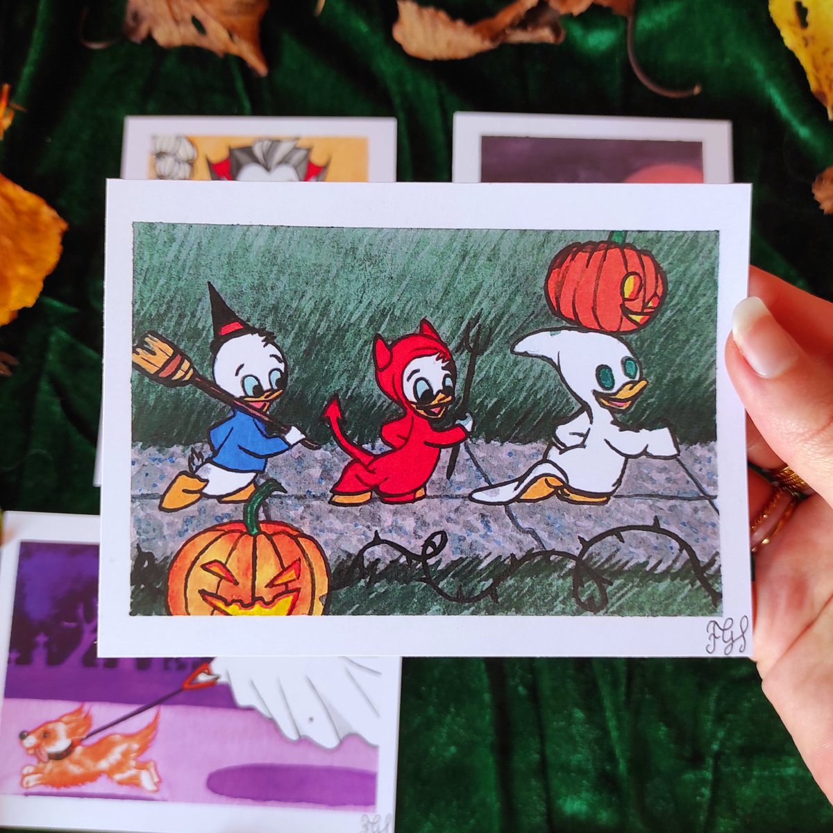 🍂🎃 It’s October soooooo... My Halloween cards are back ! 🎃🍂

You can find them on my etsy store FilleDuGrandSoleil ✨️
etsy.com/fr/listing/157…
#artforsale #etsyshop #EtsySeller #etsystore #Halloweencards #halloweenart #prints