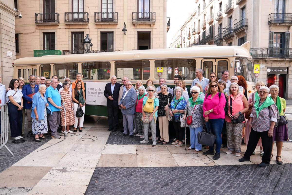 bcn_ajuntament's tweet photo. Aquest migdia ens hem afegit a la lectura del manifest del Consell Assessor de la Gent Gran, a la plaça de Sant Jaume, amb motiu del Dia Internacional de la Gent Gran, que se celebra cada 1 d'octubre.  

📷 Pots llegir el manifest complet aquí: https://t.co/1ajt74R6Qi https://t.co/pVIjUX3QfU