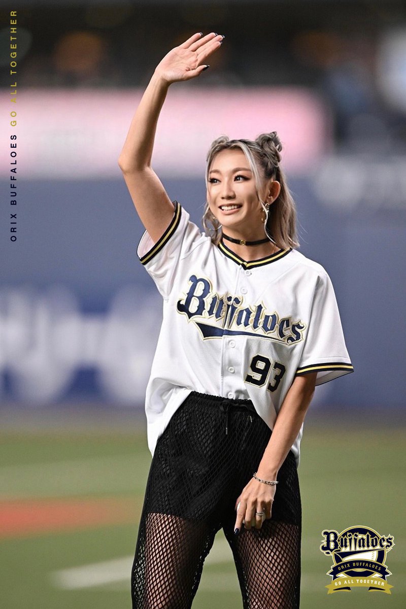 Orix_Buffaloes's tweet photo. ⚾本日10/2の特別始球式に #倖田來未 さんが登板されました！
“K” Magicな投球、ありがとうございました💖

#背番号93
#全員で勝つ
#Bs2023 #プロ野球 #NPB #ORIX https://t.co/7qLTokodvt