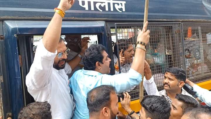 ठाणे येथे टोल दरवाढी संदर्भात केलेल्या आंदोलनामुळे अटक...