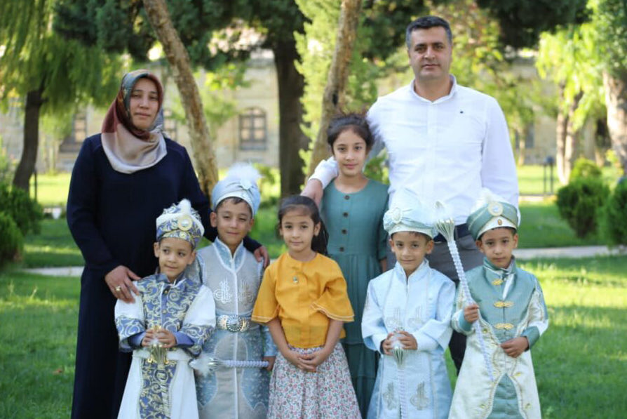 Abdülkadir, Nurcan ARSLAN
ikisi de Edirne de tutuklandı.
Toplam 6 çocuk 5 tanesi beşiz. Ahlak yok, hukuk yok, bari azcık insanlık olsaydı. 

Çocuklar annesiz yapamaz!
Türkiye6Kardeşe Ağlıyor