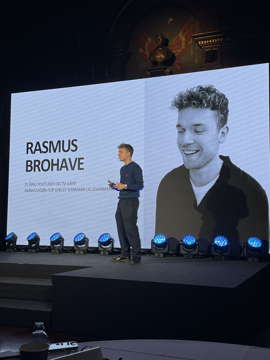 Så går det løs: Fagprøveprisen for 25. gang🎉👏🏻Her starter <a href="/HKHANDEL/">HK HANDEL</a> , <a href="/HKprivat/">HK Privat</a>  og <a href="/DanskErhverv/">Dansk Erhverv</a> fejring af handlens talenter på Børsen med et oplæg af <a href="/RasmusBrohave/">Rasmus Brohave</a> #uddpol #dkpol