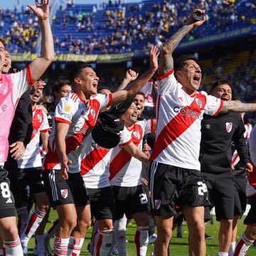 Ayer lo del plantel, el cuerpo técnico y dirigentes ha sido la dormida histórica a Riquelme:
- Ganaron.
- Les gritaron los goles en la cara.
- Sacaron foto tipo viaje de egresados.
- Se pasearon por los pasillos con una bandera y un parlante.

Hicieron lo que quisieron.