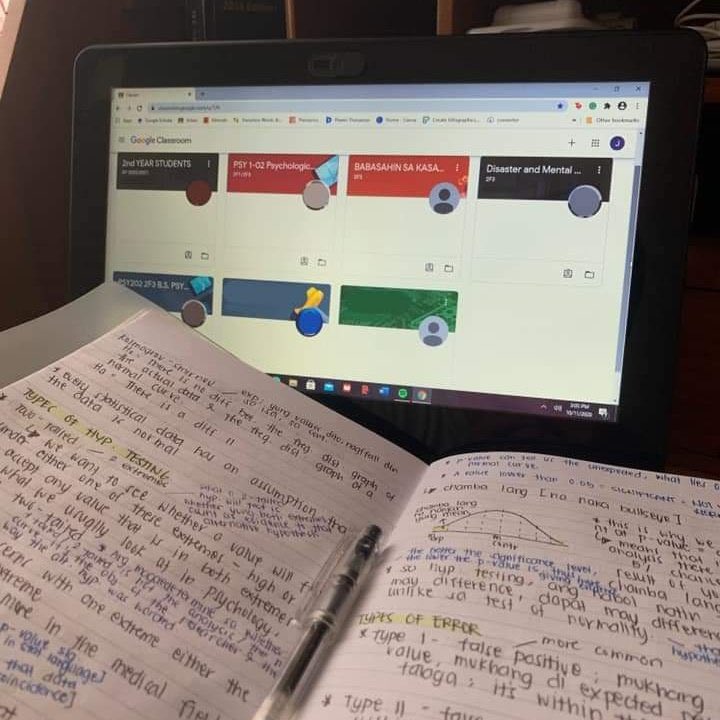 hzllsr's tweet image. Stuck between mag rereview o mag cecellphone #freshmen #prelim