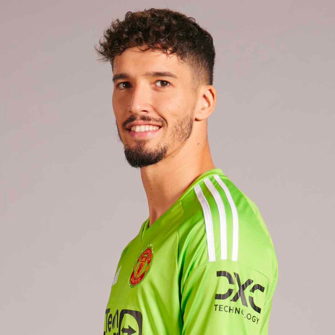 FabrizioRomano's tweet photo. 🇹🇷 Ten Hag on 2nd goalkeeper Bayindir: “We chose in the League Cup to play Onana because he has to adapt to the England standard but… also we have to progress Altay”.

“He's made a very good impression in training and he's really developing, so we're really happy with it”. https://t.co/4DDTuKrJ98