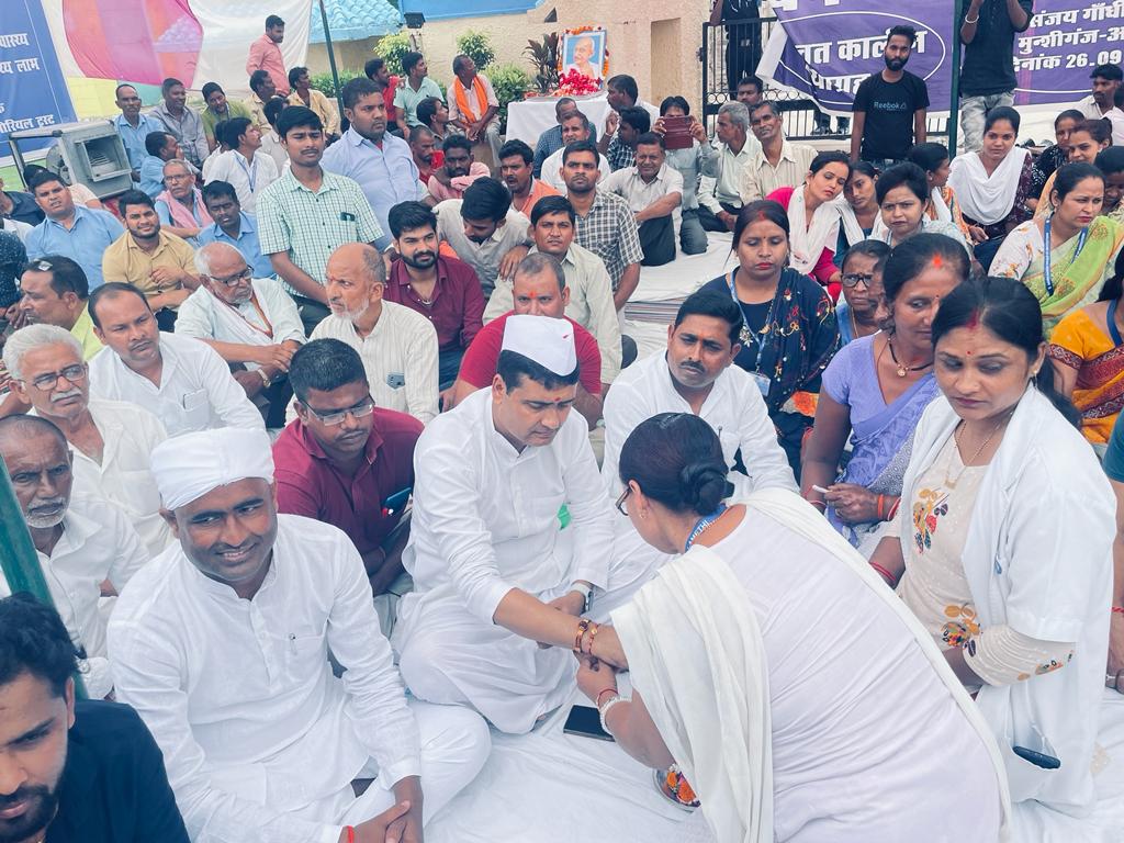 RahulGuptainc's tweet photo. #Amethi - संजय गांधी अस्पताल की बहाली के लिए एक हफ्ते से सत्याग्रह कर रहे कर्मचारियों के धरने में #Ex_MLC @DeepakSinghINC शामिल हुए, कर्मचारी बहनों ने उन्हें राखी बांधकर अपने हक को दिलाने की बात कही। 1/2 https://t.co/RjQYuo37OI