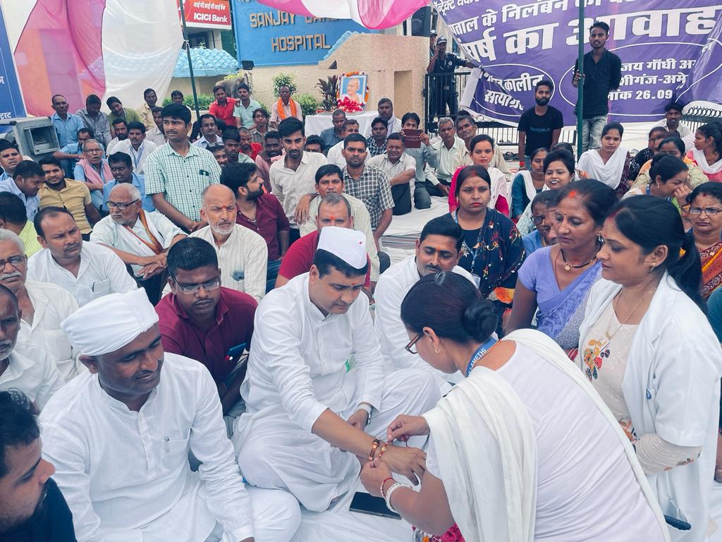 RahulGuptainc's tweet photo. #Amethi - संजय गांधी अस्पताल की बहाली के लिए एक हफ्ते से सत्याग्रह कर रहे कर्मचारियों के धरने में #Ex_MLC @DeepakSinghINC शामिल हुए, कर्मचारी बहनों ने उन्हें राखी बांधकर अपने हक को दिलाने की बात कही। 1/2 https://t.co/RjQYuo37OI