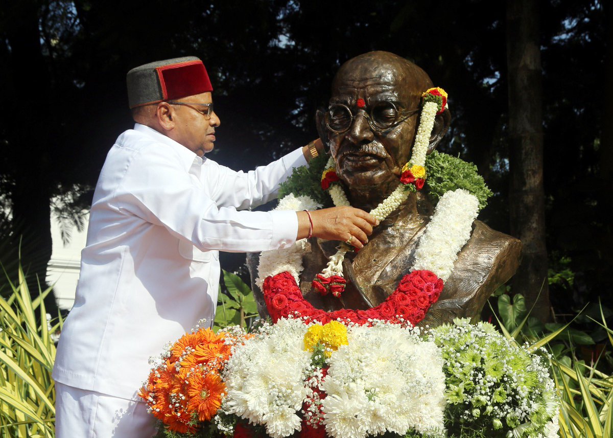 ಮಾಹಾತ್ಮ ಗಾಂಧೀಜಿ ಜಯಂತಿ ಪ್ರಯುಕ್ತ ಕರ್ನಾಟಕದ ಗೌರವಾನ್ವಿತ ರಾಜ್ಯಪಾಲರಾದ ಥಾವರ್ ಚಂದ್ ಗೆಹ್ಲೋಟ್ ಅವರು ರಾಜಭವನದ ಅಂಗಳದಲ್ಲಿ ಸೋಮವಾರ ರಾಷ್ಟ್ರಪಿತ ಮಹಾತ್ಮಾ ಗಾಂಧೀಜಿಯವರ ಪ್ರತಿಮೆಗೆ ಮಾಲಾರ್ಪಣೆ, ಪುಷ್ಪಾರ್ಚನೆ ಮಾಡಿ ಭಾವಪೂರ್ಣ ನಮನ ಸಲ್ಲಿಸಿದರು.