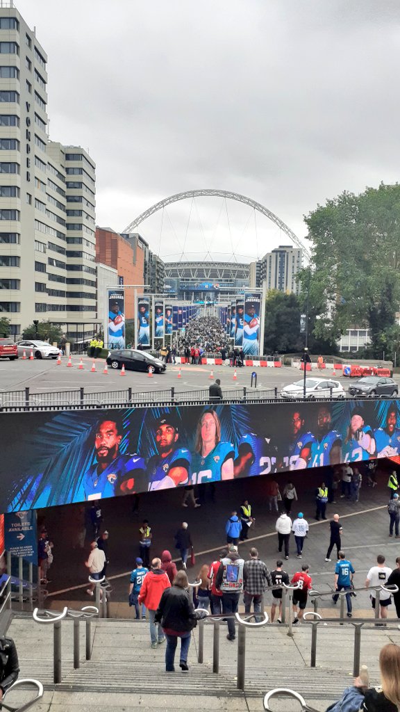 WilsonBone's tweet photo. #Guesstheconnection
A Sunday afternoon of @NFL yesterday at Wembley and a trip to the beverage dispensing facilities within the stadium timed just right to get @chilternrailway 'Cat' 68014 shunting it's ecs into Wembley stadium siding.
@Jaguars + 🐈 https://t.co/pqEa3QdZZb