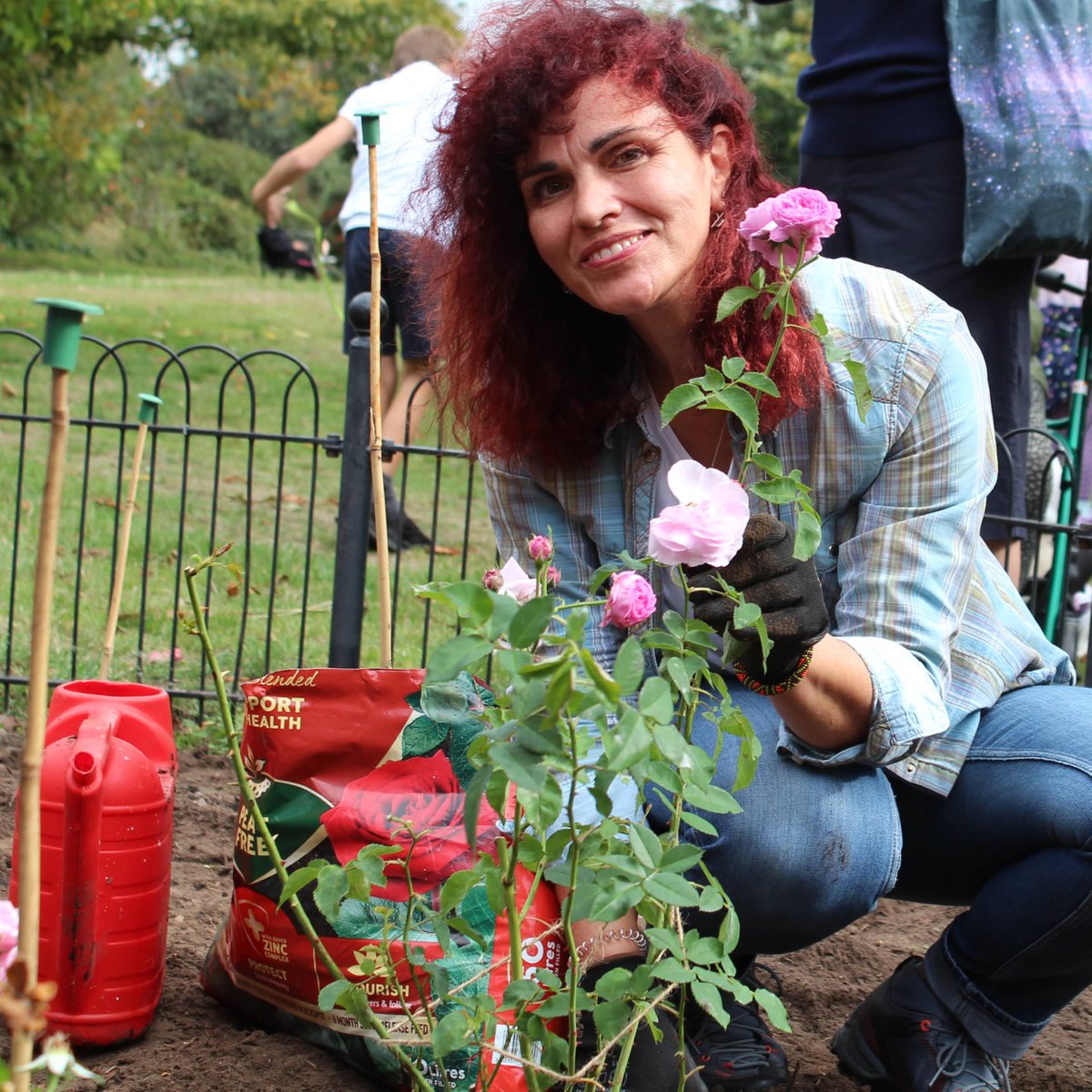 LBofBromley's tweet photo. Working with @idverde_Bromley and Friends of Bromley Town Parks, @walklikeahuman have gifted Queens Gardens a flowerbed of rose shrubs to express their gratitude to residents of Bromley for welcoming them to the borough.

Read more at https://t.co/5ep402jUm6

#BromleyParks https://t.co/vbT1Zjkahq