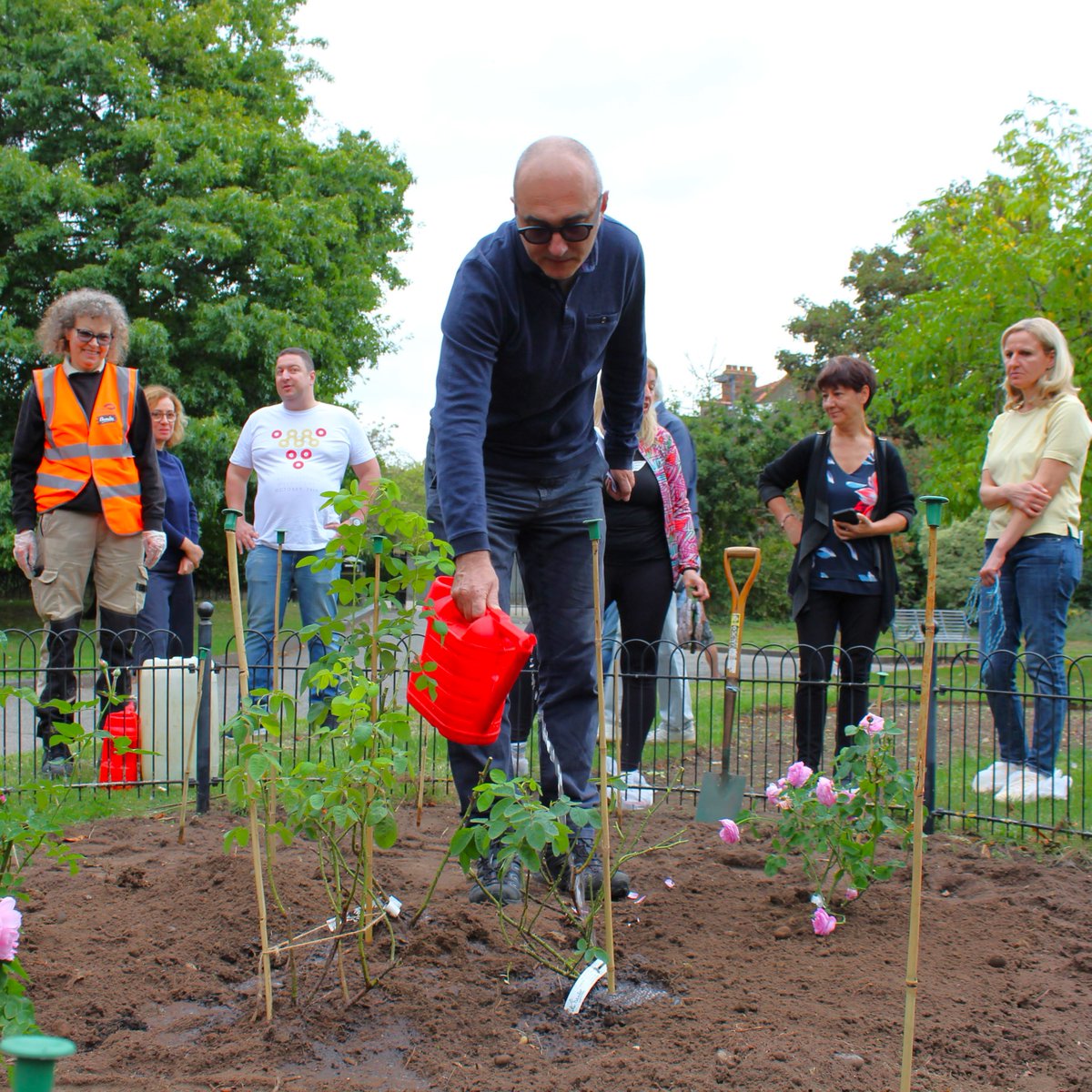 LBofBromley's tweet photo. Working with @idverde_Bromley and Friends of Bromley Town Parks, @walklikeahuman have gifted Queens Gardens a flowerbed of rose shrubs to express their gratitude to residents of Bromley for welcoming them to the borough.

Read more at https://t.co/5ep402jUm6

#BromleyParks https://t.co/vbT1Zjkahq