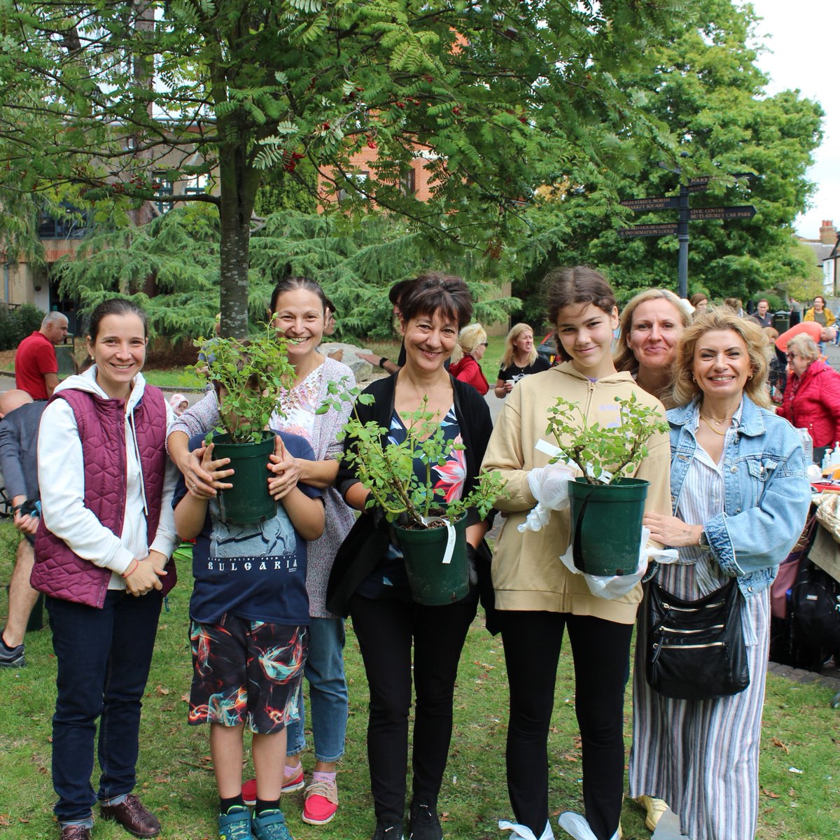 LBofBromley's tweet photo. Working with @idverde_Bromley and Friends of Bromley Town Parks, @walklikeahuman have gifted Queens Gardens a flowerbed of rose shrubs to express their gratitude to residents of Bromley for welcoming them to the borough.

Read more at https://t.co/5ep402jUm6

#BromleyParks https://t.co/vbT1Zjkahq