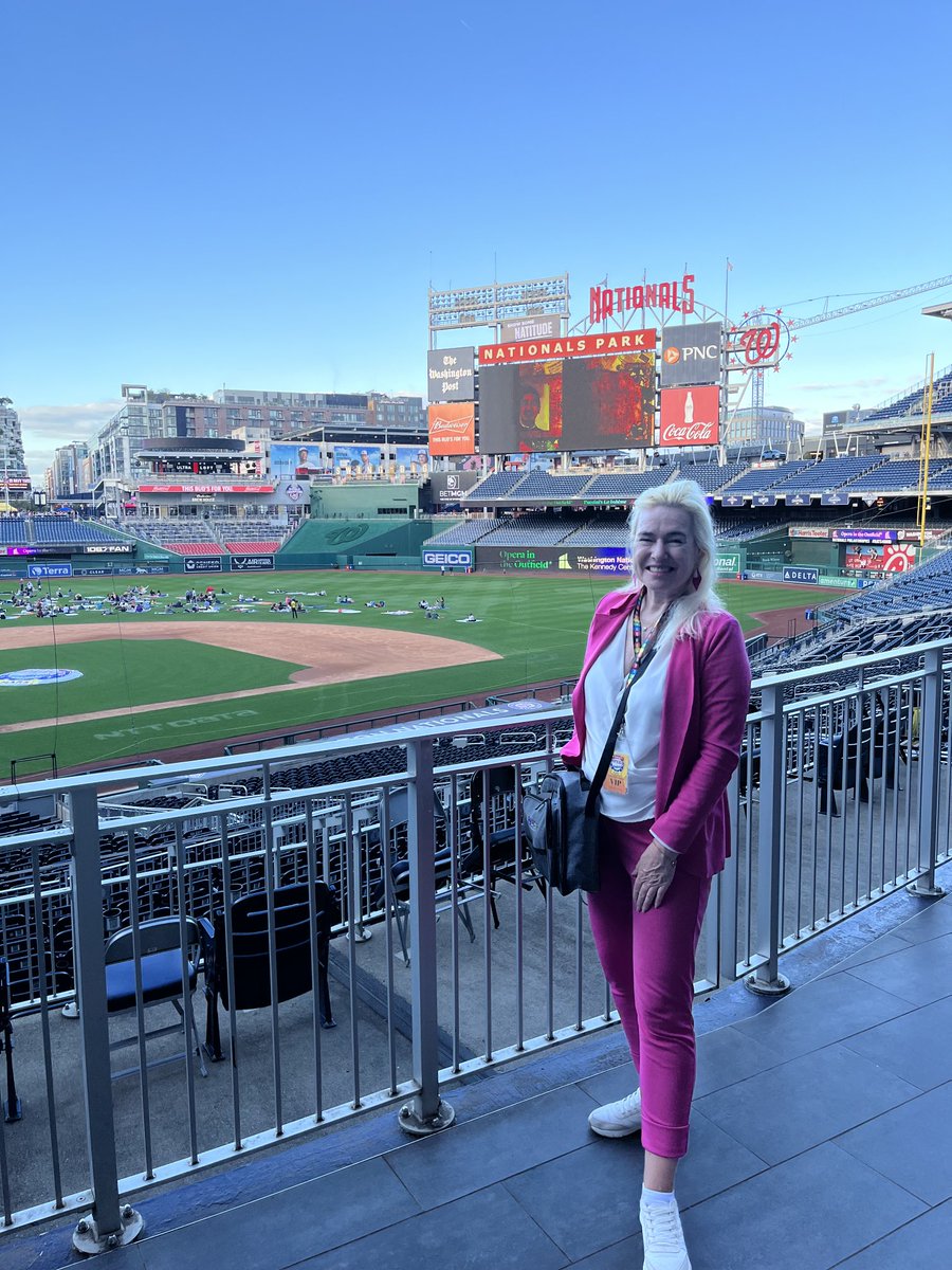 SchneebauerP's tweet photo. Perfect weather for #OperaintheOutfield. Puccini‘s La Bohème @NationalsPark made everybody happy. Thank you @kencen for enabling this wonderful experience to opera-lovers & the public. https://t.co/H3TgWfxQtq