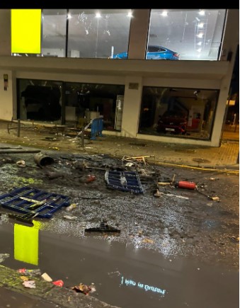 Informatiu: L' <a href="/AjMolinsdeRei/">Ajuntament de Molins de Rei</a> espera que en les properes hores hi hagi detencions pels fets vandàlics i les destrosses a #molinsderei la matinada de diumenge. Escoltem a l'alcalde <a href="/xavipaz/">Xavi Paz</a> el regidor Miquel Zaragoza, la regidora <a href="/aigaba/">Ainoa Garcia</a> i a <a href="/molinscomerc/">Molins Comerç</a> radiomolinsderei.cat/programs/molin…