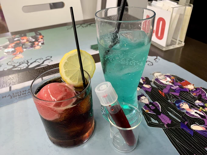 魔入間&魔主役コラボカフェ、堪能して参りました!1枚目はなんかそういうポジのお2人ドリンクセット 