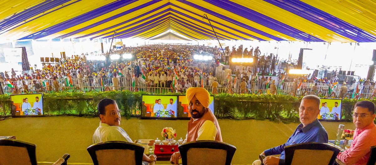 BhagwantMann's tweet photo. ਅੱਜ ਪਟਿਆਲਾ ਦੀ ਧਰਤੀ ਤੋਂ ਸਾਡੇ ਕੌਮੀ ਕਨਵੀਨਰ @ArvindKejriwal ਜੀ ਨਾਲ ਸਿਹਤ ਕ੍ਰਾਂਤੀ ਦੇ ਅਗਲੇ ਪੜਾਅ ਦੀ ਸ਼ੁਰੂਆਤ ਕੀਤੀ...ਇਸ ਸਿਹਤਮੰਦ ਪੰਜਾਬ ਮੁਹਿੰਮ ਤਹਿਤ ਅਸੀਂ ਹਰ ਘਰ ਤੱਕ ਸਿਹਤ ਸਹੂਲਤਾਂ ਪਹੁੰਚਾਉਣ ਲਈ ਵਚਨਬੱਧ ਹਾਂ...
ਪੰਜਾਬ ਦੇ ਵੱਖ-ਵੱਖ ਹਿੱਸਿਆਂ ਤੋਂ ਆਏ ਲੋਕਾਂ ਦਾ ਇਹ ਹੜ੍ਹ ਗਵਾਹੀ ਭਰਦਾ ਹੈ ਕਿ ਇਸ ਸਿਹਤ ਕ੍ਰਾਂਤੀ ਤੋਂ ਲੋਕ ਬਹੁਤ ਖੁਸ਼ ਨੇ...
ਇਨਕਲਾਬ ਜ਼ਿੰਦਾਬਾਦ