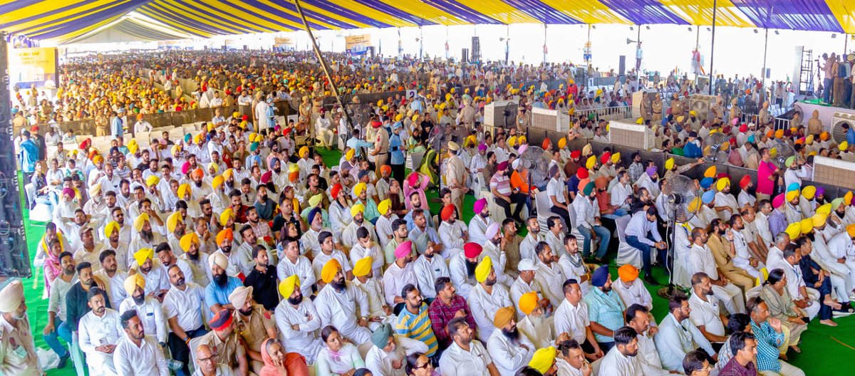 BhagwantMann's tweet photo. ਅੱਜ ਪਟਿਆਲਾ ਦੀ ਧਰਤੀ ਤੋਂ ਸਾਡੇ ਕੌਮੀ ਕਨਵੀਨਰ @ArvindKejriwal ਜੀ ਨਾਲ ਸਿਹਤ ਕ੍ਰਾਂਤੀ ਦੇ ਅਗਲੇ ਪੜਾਅ ਦੀ ਸ਼ੁਰੂਆਤ ਕੀਤੀ...ਇਸ ਸਿਹਤਮੰਦ ਪੰਜਾਬ ਮੁਹਿੰਮ ਤਹਿਤ ਅਸੀਂ ਹਰ ਘਰ ਤੱਕ ਸਿਹਤ ਸਹੂਲਤਾਂ ਪਹੁੰਚਾਉਣ ਲਈ ਵਚਨਬੱਧ ਹਾਂ...
ਪੰਜਾਬ ਦੇ ਵੱਖ-ਵੱਖ ਹਿੱਸਿਆਂ ਤੋਂ ਆਏ ਲੋਕਾਂ ਦਾ ਇਹ ਹੜ੍ਹ ਗਵਾਹੀ ਭਰਦਾ ਹੈ ਕਿ ਇਸ ਸਿਹਤ ਕ੍ਰਾਂਤੀ ਤੋਂ ਲੋਕ ਬਹੁਤ ਖੁਸ਼ ਨੇ...
ਇਨਕਲਾਬ ਜ਼ਿੰਦਾਬਾਦ
