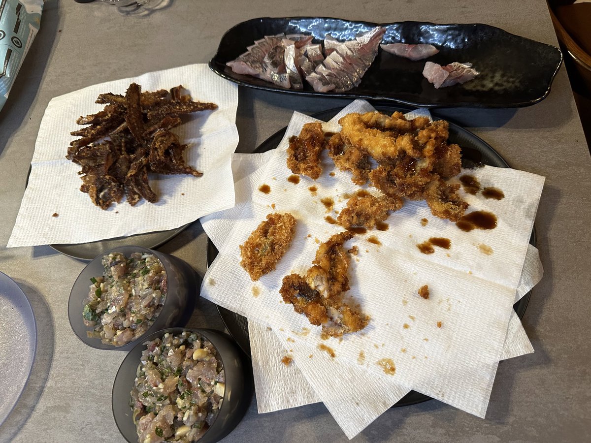 oooshinnn's tweet photo. お隣さんから「釣りに行ったらアジが釣れすぎちゃった」という理由で大量のお裾分けをいただき、それを捌きまくって刺身・天ぷら・なめろう・骨せんべいにしたら、うちに遊びに来てた近所の子供達が写真を撮る暇もなく食べまくるという、ご近所付き合いというものを強く感じる1日がありました。 https://t.co/4uyHHPCwAl