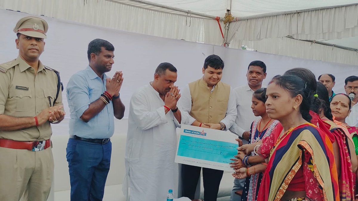 MangoNagar's tweet photo. #SwachhtaHiSeva 
#YouthVsGarbage 
#IndianSwachhataLeague2 
@MoHUA_India 
@SwachhBharatGov 
Under "Swachhata Hi Sewa" program,safai mitra and women from sabar tribe feliciatated by honorable Health Minister,Sri Banna Gupta, D.C Sri Manjunath bhajantri,SSP Sri Kausal Kishore,DDC. https://t.co/FtoSVlr33N