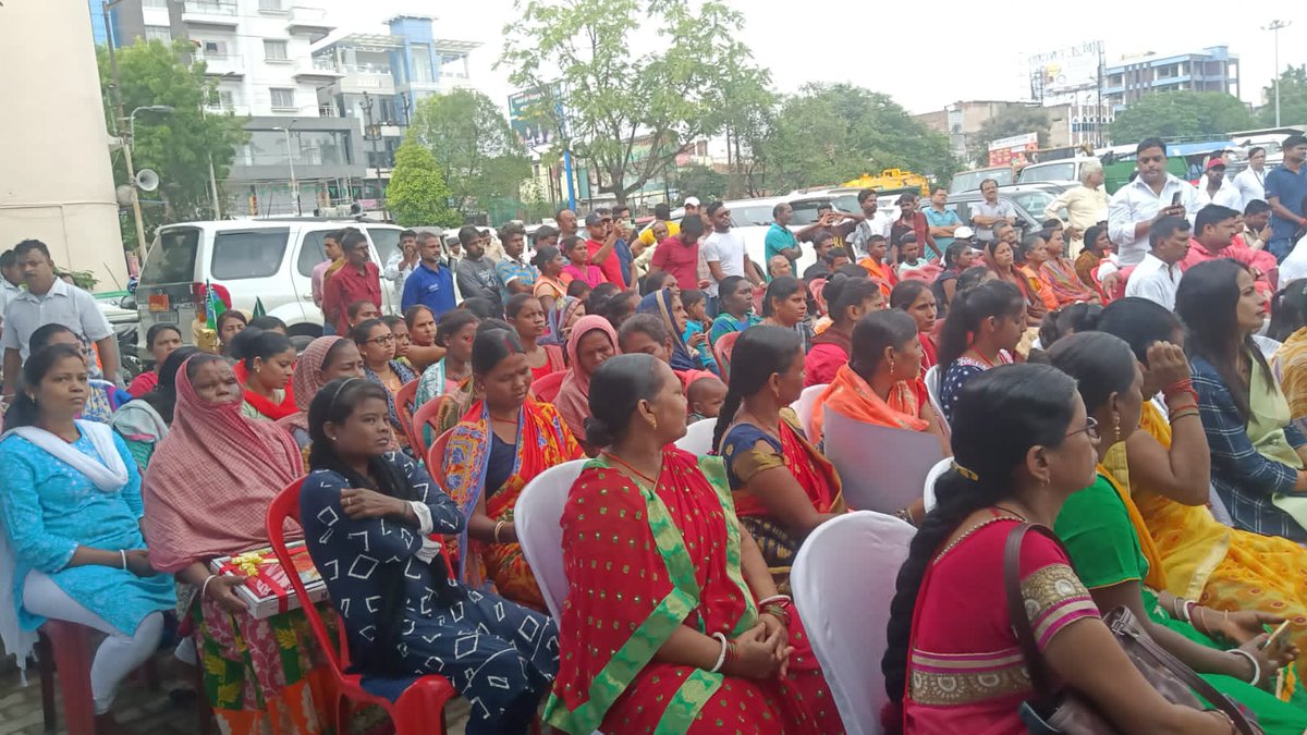 MangoNagar's tweet photo. #SwachhtaHiSeva 
#YouthVsGarbage 
#IndianSwachhataLeague2 
@MoHUA_India 
@SwachhBharatGov 
Under "Swachhata Hi Sewa" program,safai mitra and women from sabar tribe feliciatated by honorable Health Minister,Sri Banna Gupta, D.C Sri Manjunath bhajantri,SSP Sri Kausal Kishore,DDC. https://t.co/FtoSVlr33N
