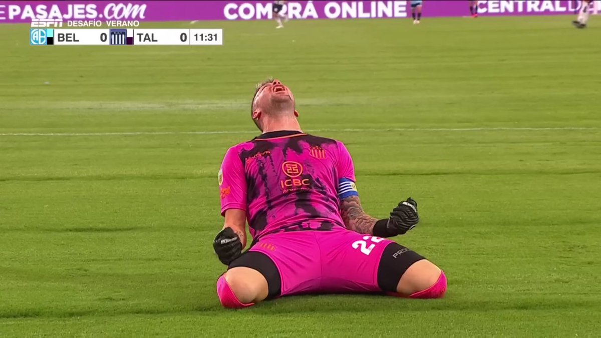TocarliTalleres's tweet photo. Según ellos sigue siendo de belgrano y les grita el gol en la cara. Desperdiciaron a uno de los mejores arqueros del fútbol argentino pero no me extraña si pedían la cabeza de uno de los mejores centrales del mundo y casi le arruinan la carrera. Nada nuevo los de villa paez https://t.co/gI2fmbBVGH