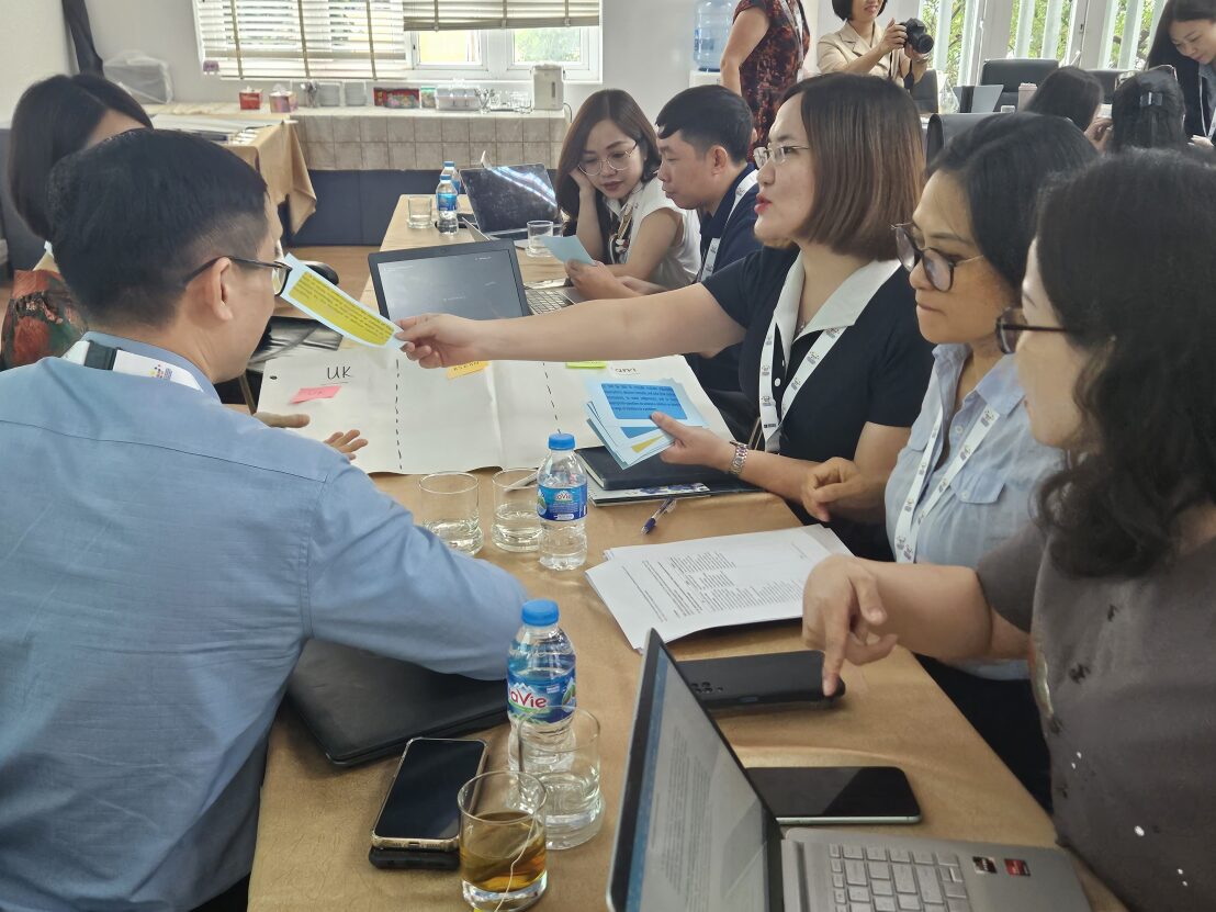 EQUIP_VN_UK's tweet photo. What a great first day with @QED_Tweets delivering the second EQUIP training programme at @KVnui  as part of its forth objective. Great engagement and interaction from colleagues🙌🇻🇳🏴󠁧󠁢󠁷󠁬󠁳󠁿
@vnBritish @CMetGlobalEng https://t.co/1T6iKjqpDU