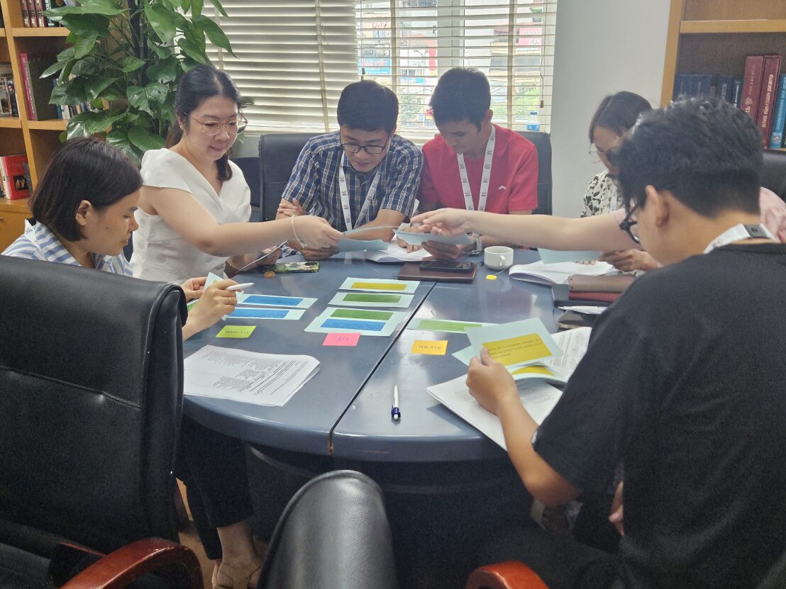 EQUIP_VN_UK's tweet photo. What a great first day with @QED_Tweets delivering the second EQUIP training programme at @KVnui  as part of its forth objective. Great engagement and interaction from colleagues🙌🇻🇳🏴󠁧󠁢󠁷󠁬󠁳󠁿
@vnBritish @CMetGlobalEng https://t.co/1T6iKjqpDU