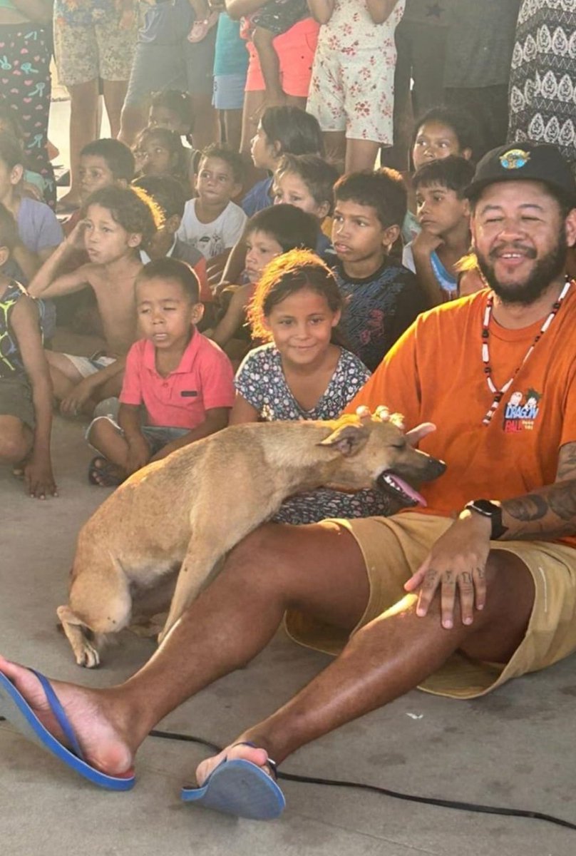 Essa foto do seu Leandro com as quianças e o caramelo pra começar o primeiro dia útil de outubro com quentinhos no coração

Esse caramelinho 💕

Via <a href="/emicida/">emicida</a>