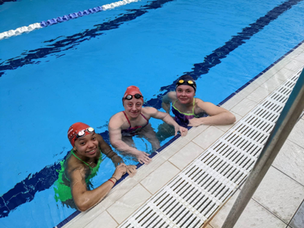 A1: Sport can make everyone feel welcome & part of a community

Being a swimmer, I have always loved being in the water as the water doesn't discriminate against me because of my disability 

Sport shows how inclusive life can be if everyone is willing to be inclusive #SportHour