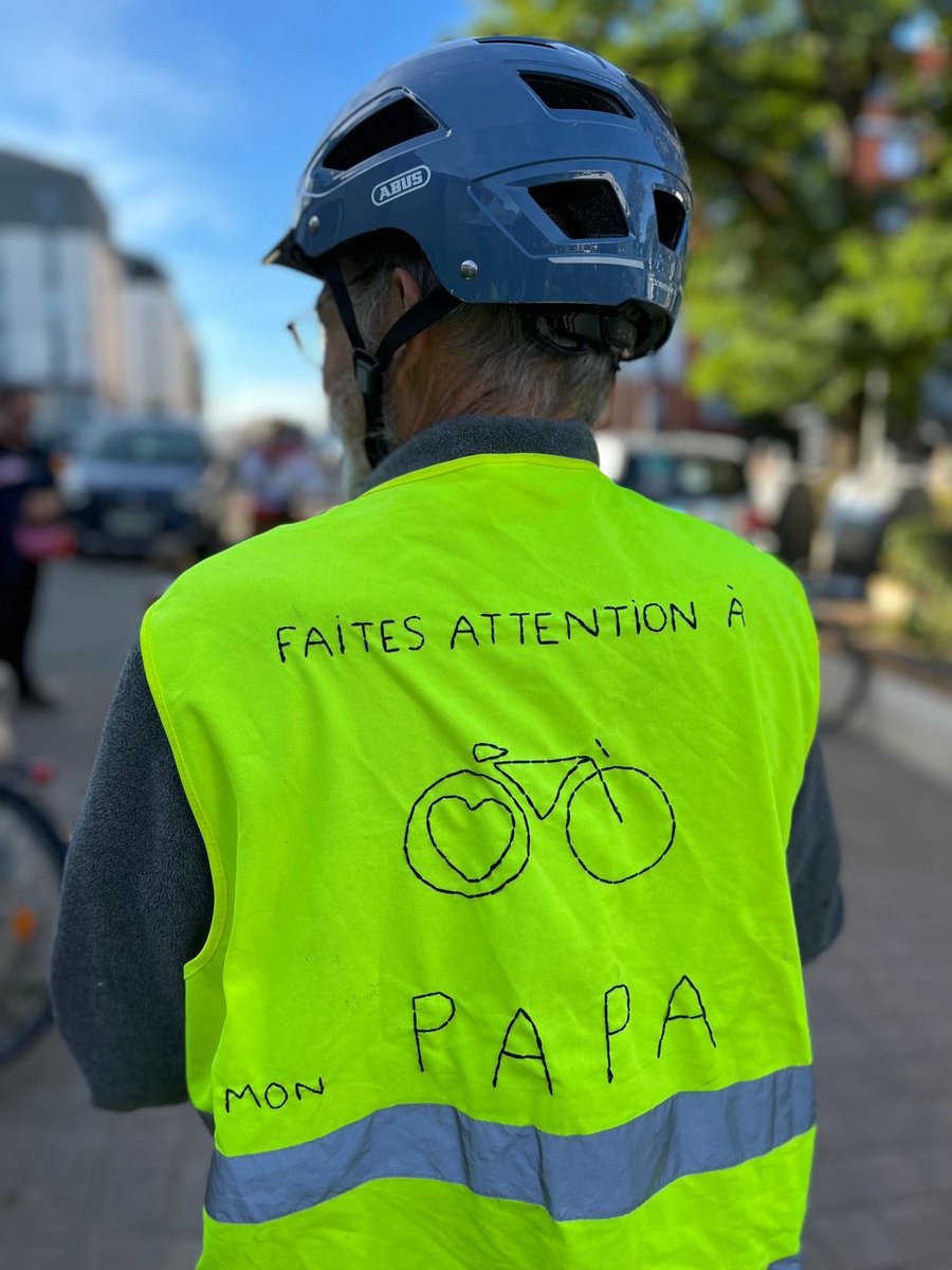 MobilityUrban's tweet photo. "Faite attention à mon papa" : une fille a brodé ce message sur le gilet de son père. 

Un message touchant rappelant la nécessité d'avoir de vrais aménagements sécurisés pour les  #vélos, #trottinettes et #gyroroues. @Rayons_Action @SoupeAuxOrties

crédit : Stein van Oosteren https://t.co/nGbO9abMMM